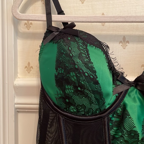 Black and green lace corset/thong set - Picture 2 of 8